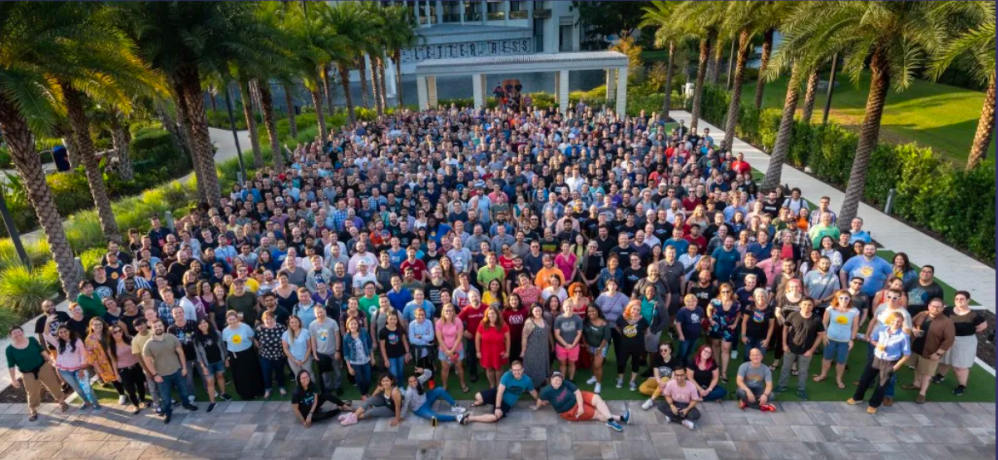 A group photo of about 800 people. 2019 Automattic Grand Meetup